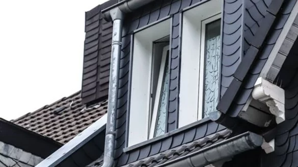 Eine Gaube auf einem Hausdach in Hagen. - &copy; Alex Talash/dpa