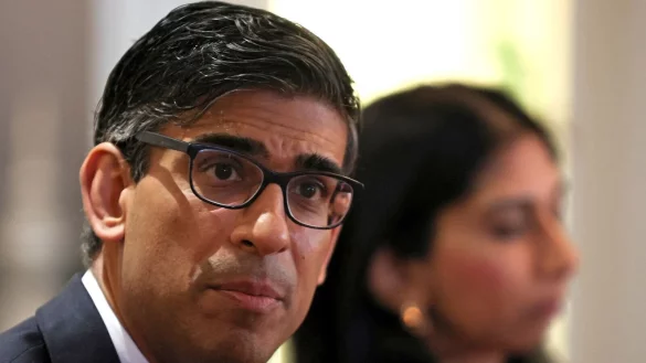 Premierminister Rishi Sunak und Innenministerin Suella Braverman in Rochdale nahe Manchester. - &copy; Phil Noble/PA Wire/dpa