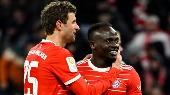 Gl&uuml;ckliche Bayern-Profis: Sadio Man&eacute; (r) und Thomas M&uuml;ller. - &copy; Sven Hoppe/dpa