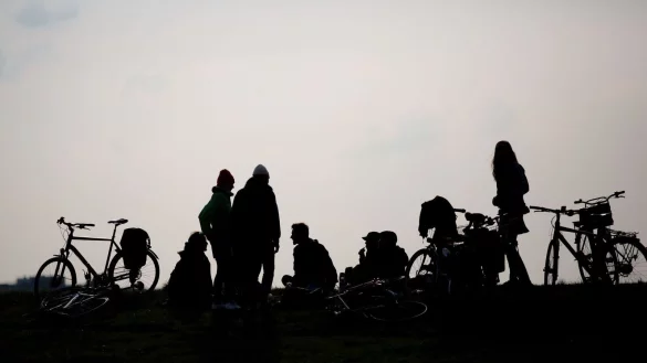 Jugendliche treffen sich auf einer Wiese. - &copy; Fernando Gutierrez-Juarez/dpa-Zentralbild/dpa/Symbolbild
