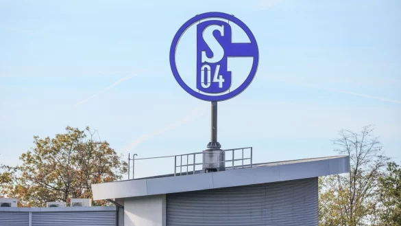 Das Logo des FC Schalke 04 dreht sich auf der Gesch&auml;ftsstelle. - &copy; Tim Rehbein/dpa/Archivbild