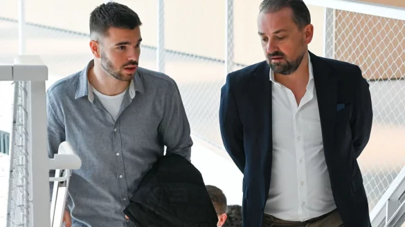 Mario Vuskovic (l), Fu&szlig;ballprofi vom Zweitligisten Hamburger SV, kommt in Begleitung seines Beraters Damir Smoljan zur dritten Verhandlung vor dem Sportgericht des DFB. - &copy; Arne Dedert/dpa