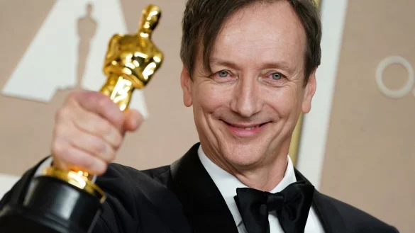Komponist Volker Bertelmann alias Hauschka mit dem Preis f&uuml;r die beste Filmmusik f&uuml;r &laquo;Im Westen nichts Neues&raquo;. - &copy; Jordan Strauss/Invision/AP/dpa/Archivbild