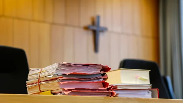 Akten liegen in einem Gerichtssaal auf dem Tisch. - &copy; Uwe Lein/dpa/Symbolbild