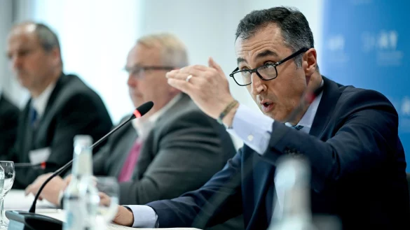 Bundeslandwirtschaftsminister Cem &Ouml;zdemir (B&uuml;ndnis 90/Die Gr&uuml;nen spricht bei einer Pressekonferenz am Rande der Sonder-Agrarministerkonferenz zum &laquo;Umbau der Nutztierhaltung&raquo;. - &copy; Britta Pedersen/dpa