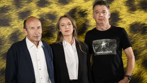 Der Schauspieler Oleksandr Maksiakov (l-r), die Regisseurin Maryna Wroda und der Kameramann Andrii Lysetskyi haben ihren Film &laquo;Stepne&raquo; auf dem 76. Internationalen Filmfestival in Locarno vorgestellt. - &copy; Jean-Christophe Bott/KEYSTONE/dpa