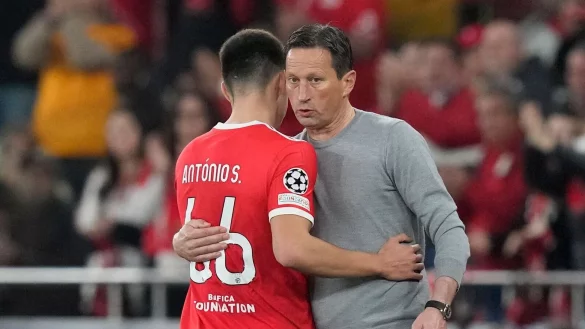 Genie&szlig;t in Lissabon eine hohe Wertsch&auml;tzung: Benfica-Coach Roger Schmidt. - &copy; Armando Franca/AP/dpa