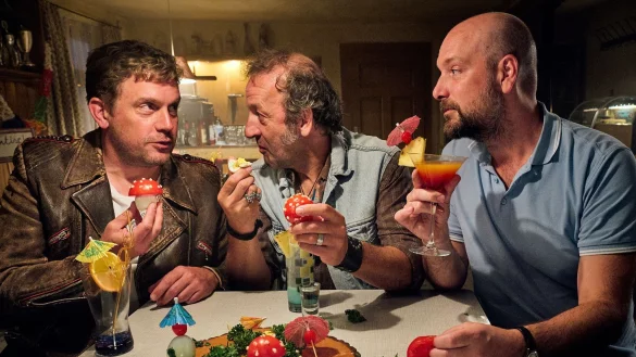 Dorfpolizist Franz Eberhofer (Sebastian Bezzel, l-r), Wolfi (Max Schmidt) und Simmerl (Stephan Zinner) haben Spa&szlig;. - &copy; Bernd Schuller/Constantin Film/BR/ARD Degeto/dpa