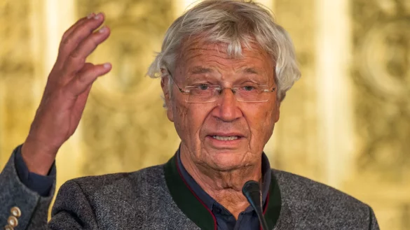 Der Kabarettist Gerhard Polt spricht im Prinz-Carl-Palais nach der Verleihung des Bayerischen Verdienstorden, den er zuvor vom bayerischen Ministerpr&auml;sidenten verliehen bekommen hat (2021). - &copy; Peter Kneffel/dpa