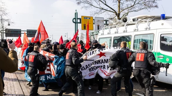 Polizisten setzen in Offenburg Schlagst&ouml;cke gegen Demonstranten ein. - &copy; Philipp von Ditfurth/dpa