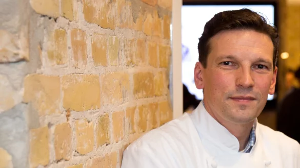 Christian Jürgens ist ein Sternekoch. - © Jörg Carstensen/ dpa