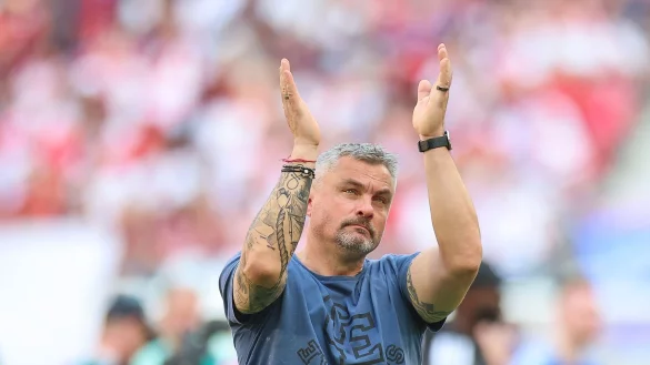 Schalkes Trainer Thomas Reis bedankt sich nach einem Spiel bei den Fans. - &copy; Jan Woitas/dpa/Archivbild