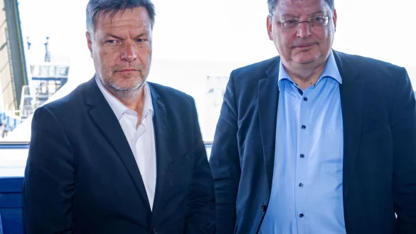 Bundeswirtschaftsminister Robert Habeck (l) trifft Mecklenburg-Vorpommerns Wirtschaftsminister Reinhard Meyer auf R&uuml;gen. - &copy; Stefan Sauer/dpa