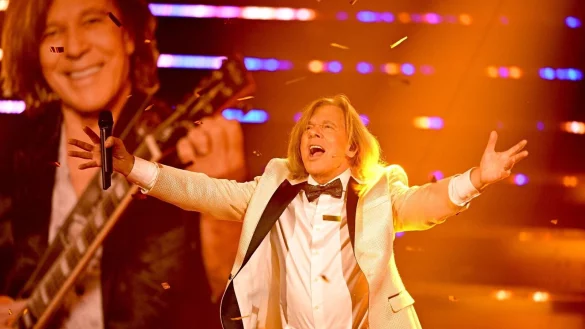 Der deutsche Schlagers&auml;nger J&uuml;rgen Drews steht w&auml;hrend der Fernsehshow &bdquo;Der gro&szlig;e Schlagerabschied&ldquo; auf der B&uuml;hne. - &copy; Hendrik Schmidt/dpa/Archivbild