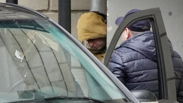 Evan Gershkovich wird von Beamten in Moskau zu einem Bus eskortiert. Ein russisches Gericht hat gegen den Korrespondenten vom «Wall Street Journal» Haftbefehl wegen angeblicher Spionage erlassen. - © Alexander Zemlianichenko/AP