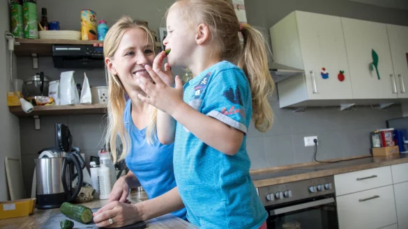 Kinder ben&ouml;tigen die ungeteilte Aufmerksamkeit ihrer Eltern, um ein starkes Selbstwertgef&uuml;hl aufzubauen. - &copy; Christin Klose/dpa-tmn