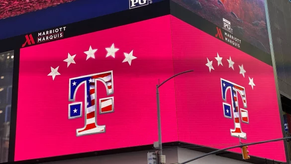 Eine Filiale des Mobilfunkproviders T-Mobile US am belebten Times Square in New York. - &copy; Christoph Dernbach/dpa