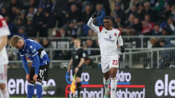 N&uuml;rnbergs Torsch&uuml;tze Kwadwo Duah (r) feiert seinen Treffer zum 2:1. - &copy; Friso Gentsch/dpa