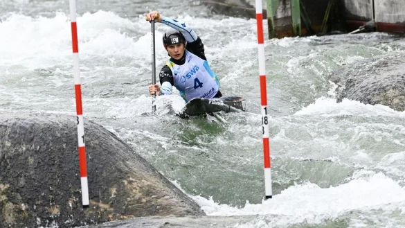 Kanutin Elena Lilik in Aktion. - © Angelika Warmuth/dpa