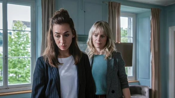 Die Ermittlerinnen Tessa Ott (Carol Schuler, l) und Isabelle Grandjean (Anna Pieri Zuercher) verfolgen im ARD-Krimi die Spur bis ins Kinderheim. - © Sava Hlavacek/SRF/ARD/dpa