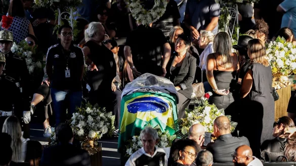 Menschen erweisen dem verstorbenen brasilianischen Fu&szlig;ballstar Pele im Stadion Vila Belmiro die letzte Ehre. - &copy; Marcelo Chello/AP/dpa