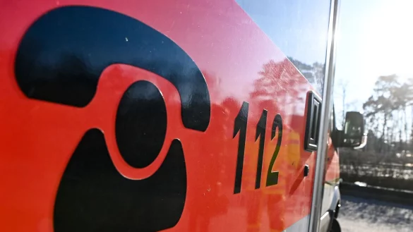 Der Schriftzug 112 f&uuml;r die Notrufnummer steht auf einem Rettungswagen. - &copy; Jens Kalaene/dpa/Symbolbild
