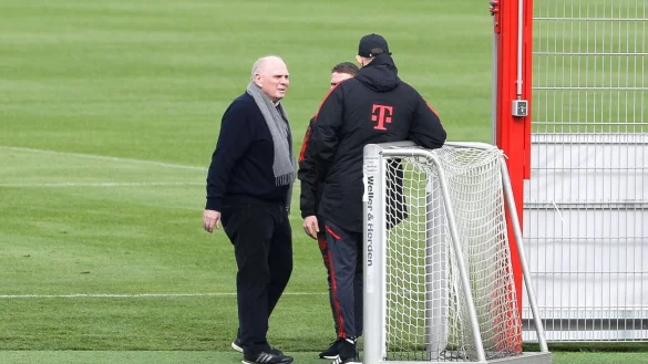 Uli Hoene&szlig; (l) und Cheftrainer Thomas Tuchel im Gespr&auml;ch auf dem Trainingsplatz. - &copy; Christian Kolbert/dpa