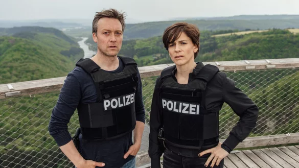 Das Ermittlerteam Judith Mohn (Christina Hecke) und Freddy Breyer (Robin Sondermann) auf einer Aussichtsplattform an der Saarschleife. - © Jennifer Weyland/ZDF/dpa