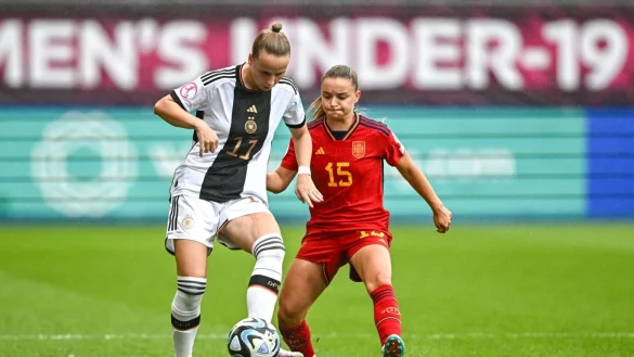 Franziska Kett (l) im Zweikampf mit der Spanierin Sara Ortega Ruiz. - &copy; Harry Murphy/UEFA/dpa