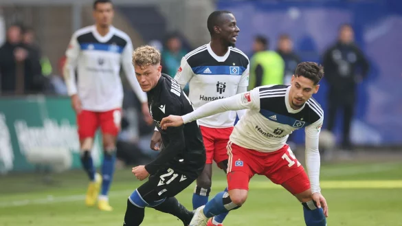 Hamburgs Ludovit Reis (r) und Bielefelds Robin Hack im Kampf um den Ball. - &copy; Christian Charisius/dpa