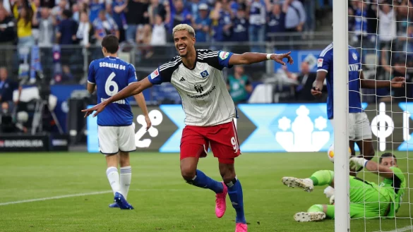 Hamburgs Robert Glatzel bejubelt sein Tor. - &copy; Christian Charisius/dpa