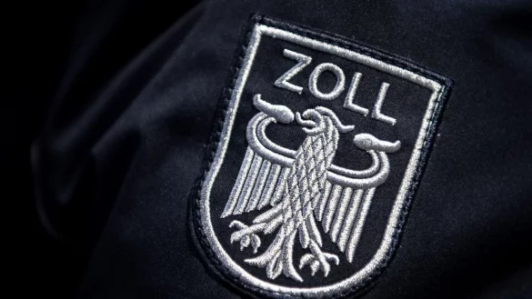 Das Zoll Abzeichen auf der Uniform eines Beamten. - &copy; Sina Schuldt/dpa/Symbolbild