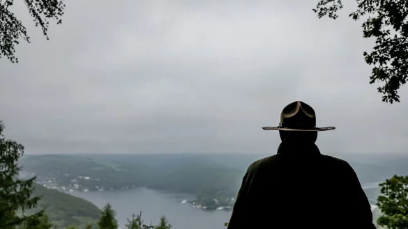 Ein Ranger steht im Nationalpark Eifel oberhalb des Urftsees an einer Lichtung. - &copy; Oliver Berg/dpa