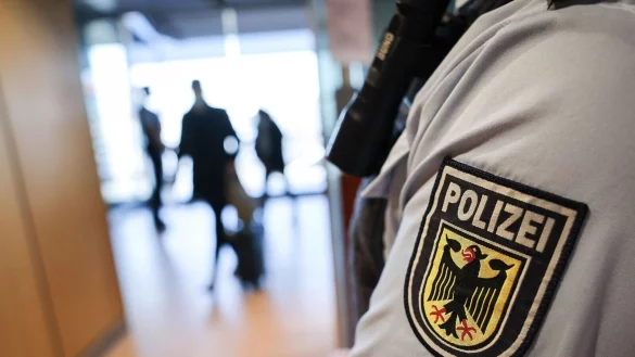 Ein Beamter der Bundespolizei kontrolliert Reisende am Flughafen. - &copy; Christian Charisius/dpa/Symbolbild