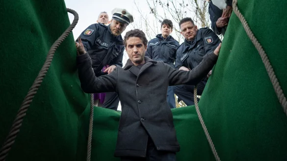 Bei einer Beerdigung sucht Feldmann (Oliver Wnuk) nach einer Uhr - und entdeckt dabei eine tote Frau. - &copy; Georges Pauly/ZDF/dpa