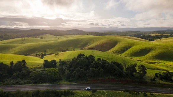 Sanfte H&uuml;gel und viel Gr&uuml;n: So pr&auml;sentierten sich die Atherton Tablelands. - &copy; Overland Travellers/-/Tourism Tropical North Queensland