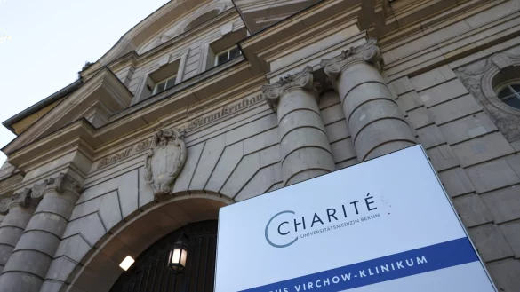 Nach dem Tod von zwei Patienten der Charité in Berlin steht ein Kardiologe unter Mordverdacht. - © Joerg Carstensen/dpa