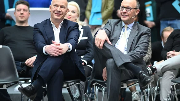 CDU-Spitzenkandidat Kai Wegner (l) bekommt im Wahlkampf-Endspurt Unterst&uuml;tzung von Parteichef Friedrich Merz. - &copy; Britta Pedersen/dpa