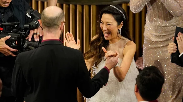 Sie war die gro&szlig;e Favoritin: Michelle Yeoh gewinnt einen Oscar als beste Hauptdarstellerin. - &copy; Chris Pizzello/Invision/AP