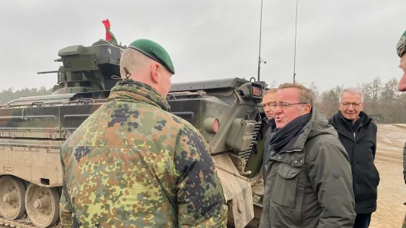 Verteidigungsminister Boris Pistorius (rechts) bei seiner Ankunft in der Panzertruppenschule im nieders&auml;chsischen Munster am Sch&uuml;tzenpanzer Marder. - &copy; Carsten Hoffmann/dpa