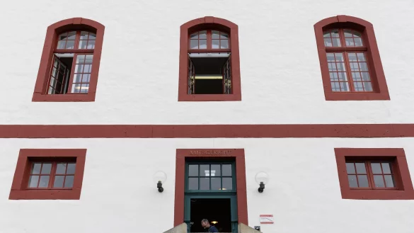 Blick auf das Amtsgericht Bad Iburg. Weil sie als amtliche Kontrolleure zwar von massiven Tierqu&auml;lereien auf einem Schlachthof gewusst haben sollen, aber nichts dagegen unternommen haben, m&uuml;ssen sich zwei Tier&auml;rzte vor Gericht verantworten. - &copy; Friso Gentsch/dpa