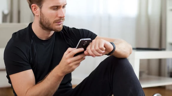 Gewaltenteilung f&uuml;r Sportler: Die Uhr sammelt Daten, die App auf dem Smartphone analysiert sie. - &copy; Christin Klose/dpa-tmn