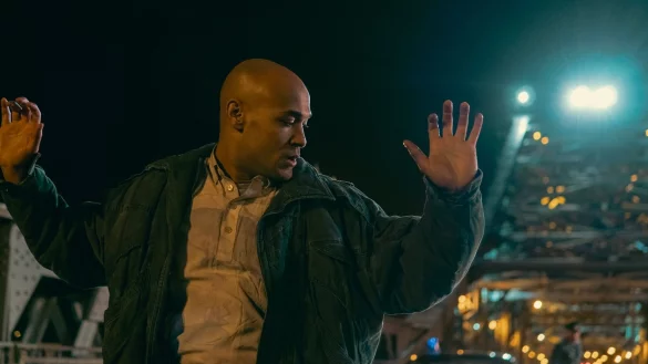 Sam (Malick Bauer) in der Serie, die die Geschichte von Samuel Meffire, dem ersten schwarzen Polizisten Ostdeutschlands, erz&auml;hlt. - &copy; Yohana Papa Onyango/Disney/dpa