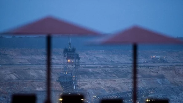 Blick in den Braunkohletagebau Hambach gesehen vom Forum :terra nova aus, wo Braunkohlebagger des Energiekonzerns RWE arbeiten. - &copy; Rolf Vennenbernd/dpa