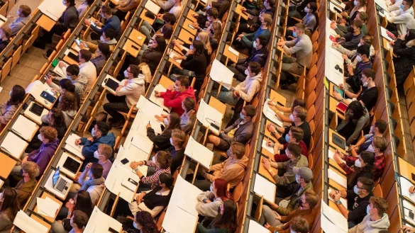 Studierende sollen ab Mitte M&auml;rz die 200 Euro Energiepreispauschale beantragen k&ouml;nnen. - &copy; Peter Kneffel/dpa