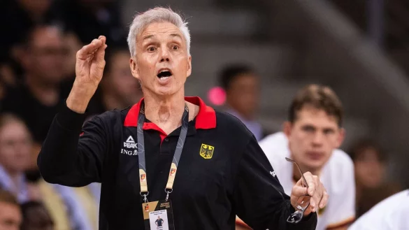 Deutschlands Trainer Gordon Herbert gestikuliert an der Seitenlinie. - &copy; Marius Becker/dpa