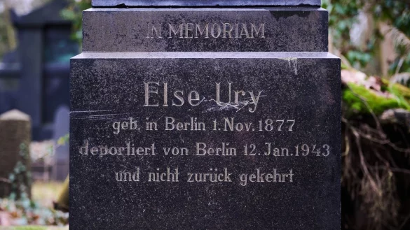 Der Gedenkstein von Else Ury auf dem j&uuml;dischen Friedhof in Berlin-Wei&szlig;ensee. - &copy; Annette Riedl/dpa