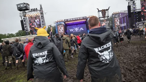 Wer es geschafft hat reinzukommen, freut sich dabei zu sein - trotz Schlamm und Regen. - &copy; Christian Charisius/dpa