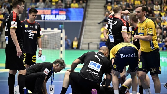 Verletzte sich in Schweden schwer: Paul Drux (liegend). - &copy; Johan Nilsson/TT News Agency/AP/dpa