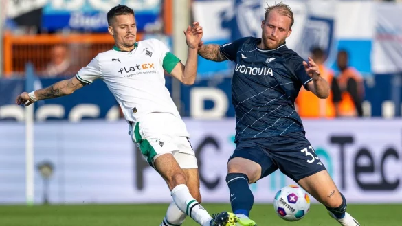 Gladbachs Julian Weigl (l.) und Bochums Philipp Hofmann k&auml;mpfen um den Ball. - &copy; David Inderlied/dpa